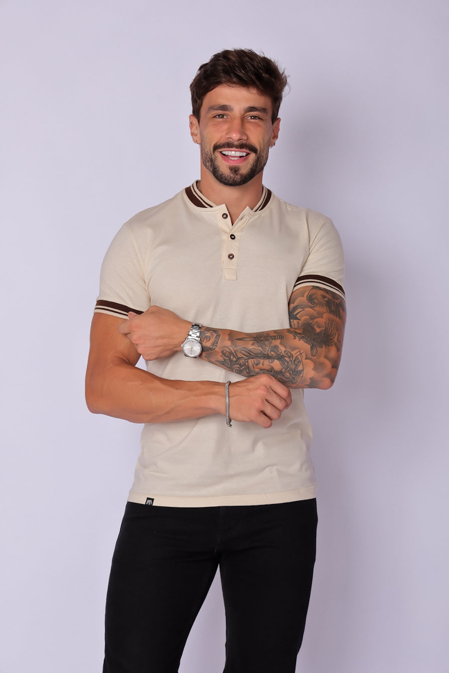 CAMISETA HENLEY COM DETALHES