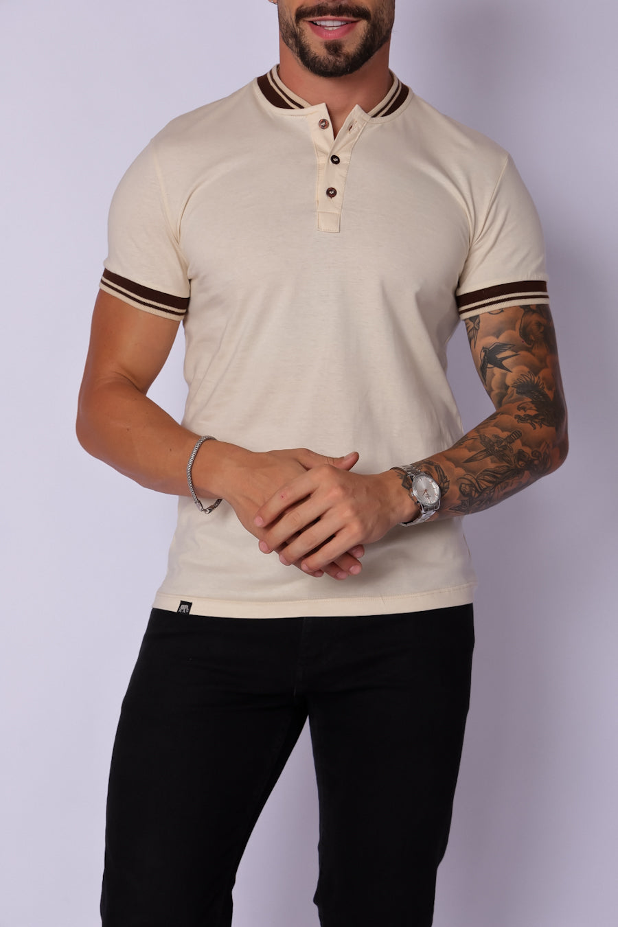 CAMISETA HENLEY COM DETALHES