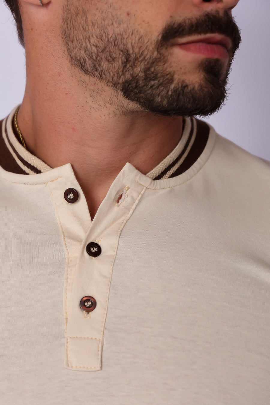 CAMISETA HENLEY COM DETALHES