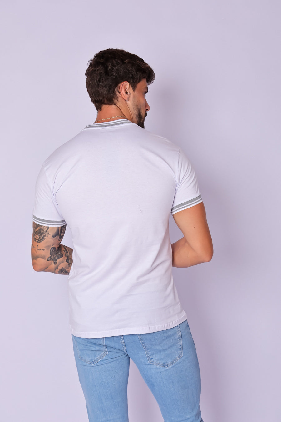 CAMISETA HENLEY COM DETALHES