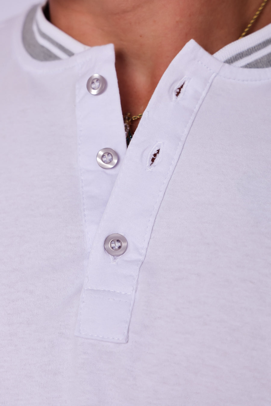 CAMISETA HENLEY COM DETALHES