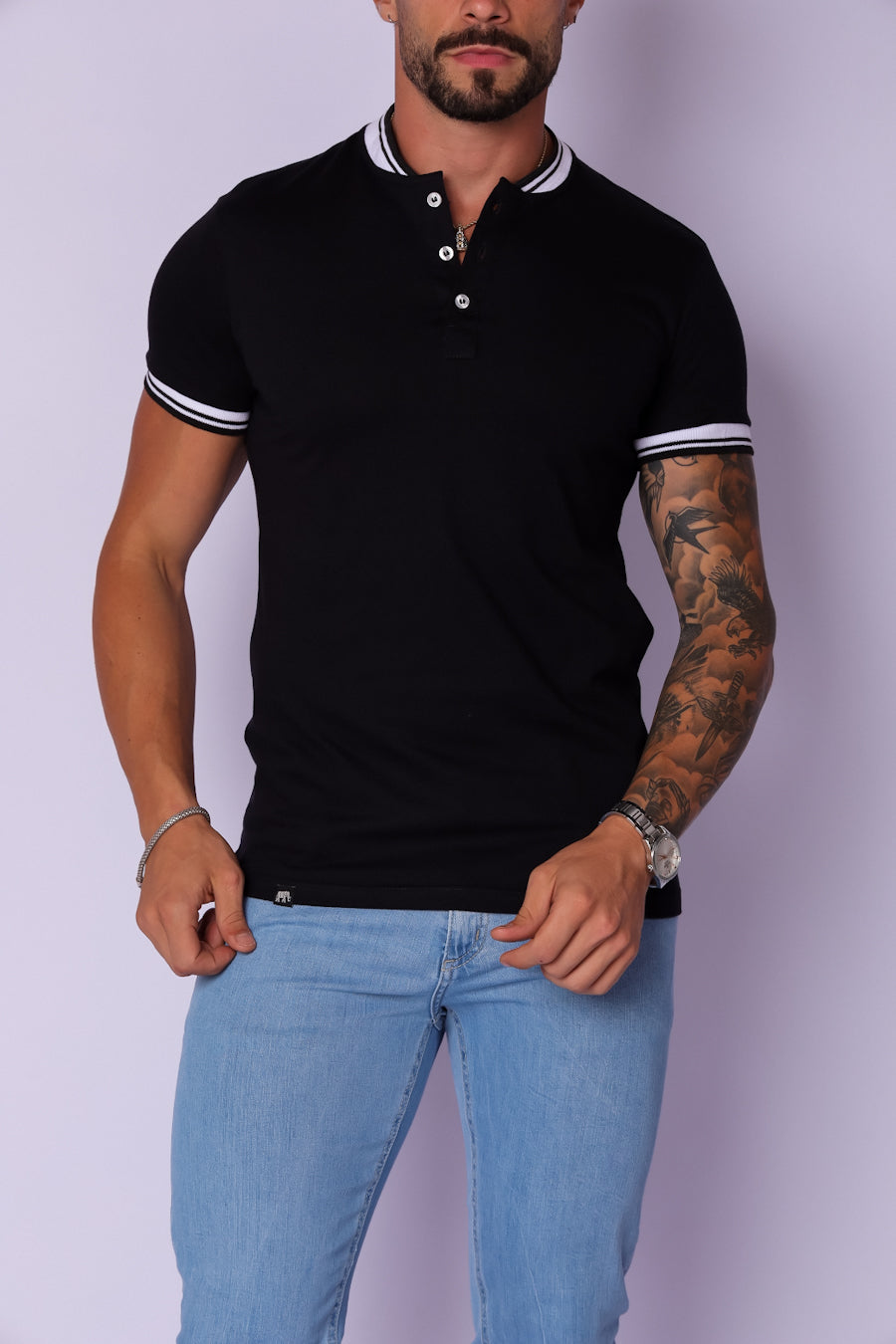 CAMISETA HENLEY COM DETALHES