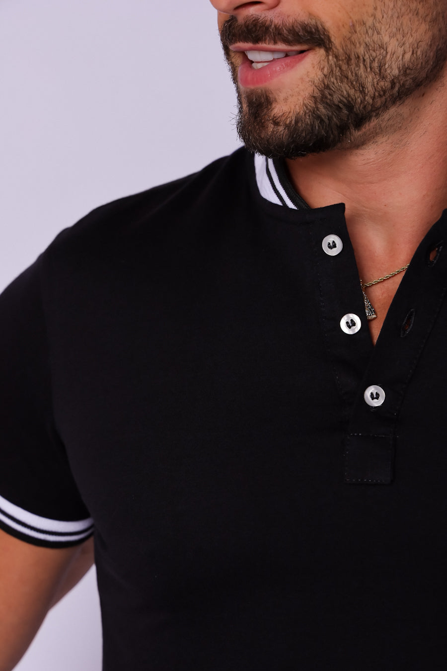 CAMISETA HENLEY COM DETALHES