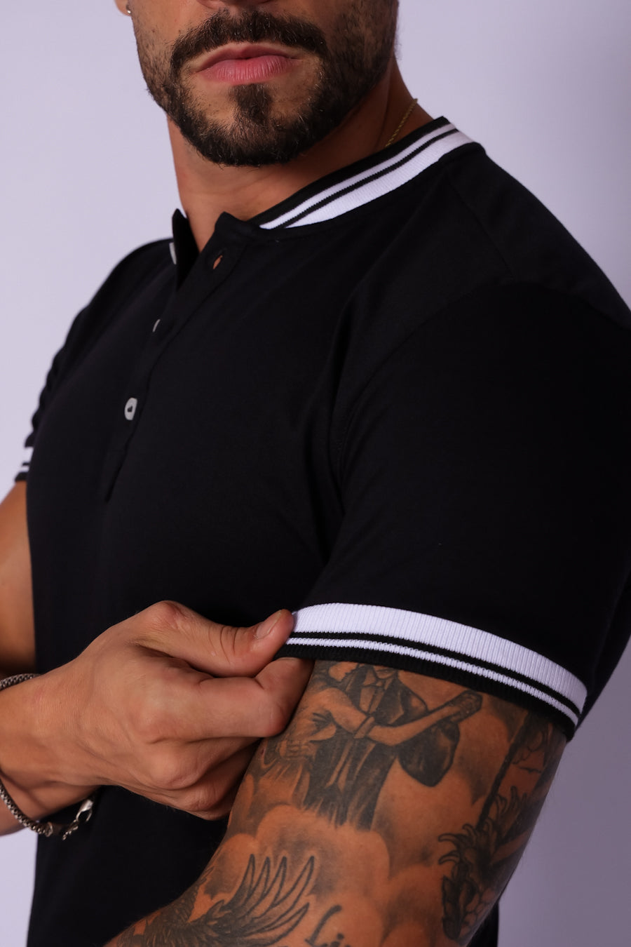 CAMISETA HENLEY COM DETALHES